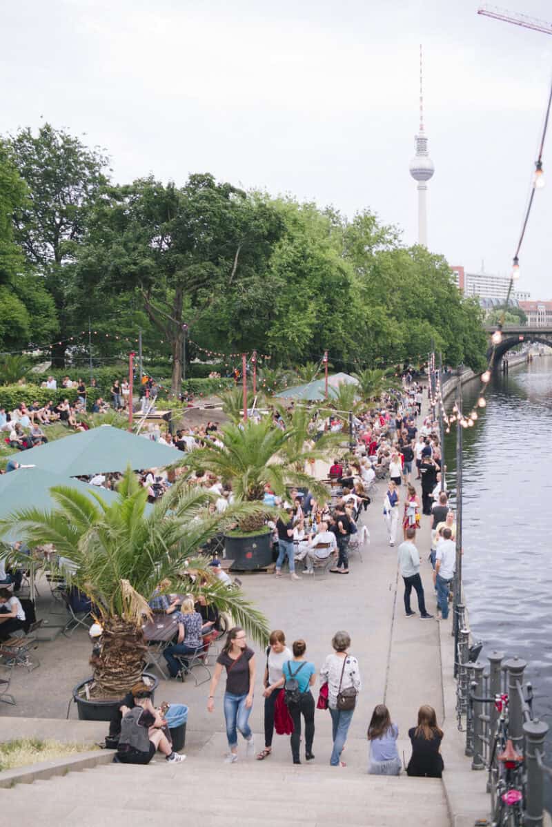 summer in the city: crowds in Monbijoupark, central Berlin