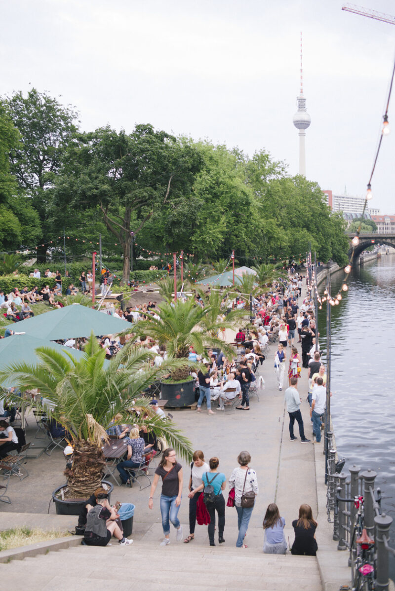 summer in the city: crowds in Monbijoupark, central Berlin
