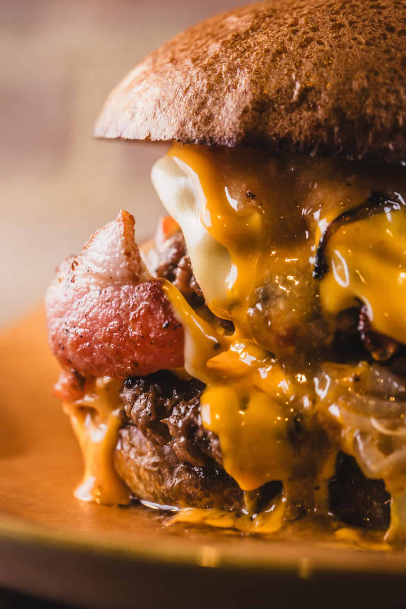 Delicious cheeseburger featuring melted cheese, crispy bacon, and juicy beef patty, perfect for a sa.
