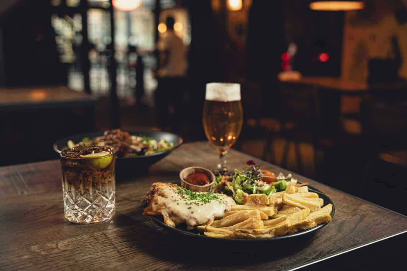 A delicious meal with beer and cocktails at Winston Hostel Amsterdam.